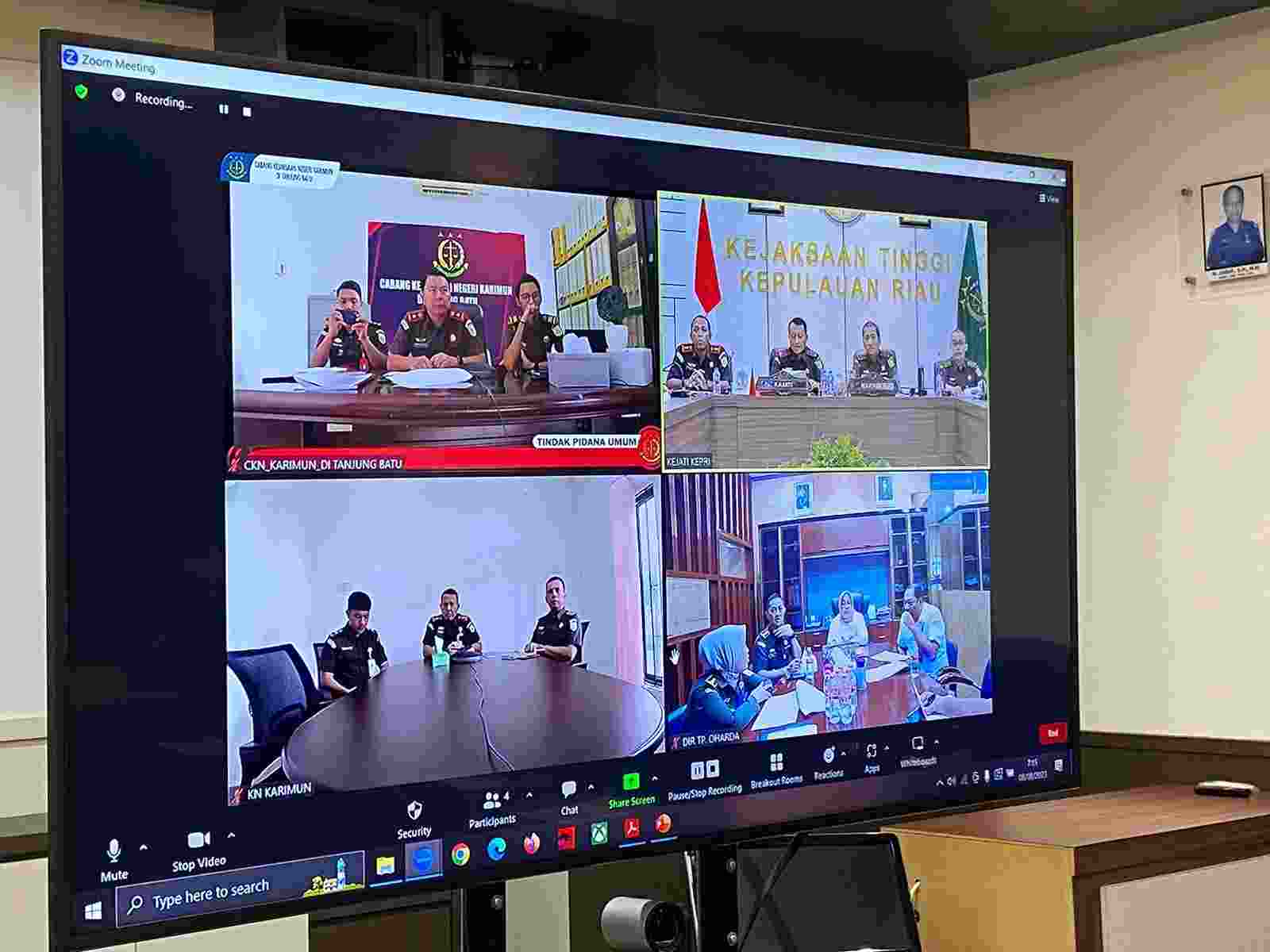 Video Conference Kegiatan Ekspose Pengajuan 4 (empat) Perkara Pidana oleh Kejati Riau dengan Jampidum yang diwakili Direktur Oharda