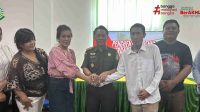Kepala Kejaksaan Negeri Manado Wagiyo, SH, MH (tengah)