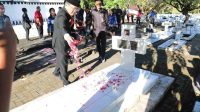 Wali Kota Manado, Andrei Angouw menabur bunga di Taman Makam Pahlawan (TMP) Kairagi, Sabtu (16/08/2025) pagi. (ist)