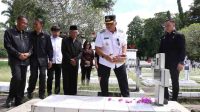 Bupati Minahasa Robby Dondokambey saat ziarah ke Taman Makam Pahlawan (TMP) Kairagi Manado (ist)