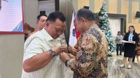 Letjen TNI Gabriel Lema, S.Sos saat menyematkan pin penghargaan kepada Bupati Minahasa Robby Dondokambey (ist)