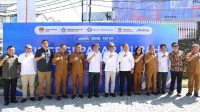 Dokumentasi foto bersama Wali Kota Manado, Andrei Angouw, saat menghadiri dan meninjau pelaksanaan Pasar Murah yang digelar di Kompleks Pasar 45 Manado oleh Bank Indonesia (ist)