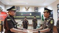 Dipimpin Kajari Sampang, Mochamad Iqbal, SH., MH Prosesi upacara Sertijab Kasi PB3R dari pejabat lama (kanan), Eddie Soedrajat, SH kepada pejabat baru (kiri), Dikan Fadli Nugraha, SH, Selasa, (22/07/2026)