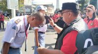 Bupati Minahasa Dr. Robby Dondokambey, S.Si., M.AP, menyempatkan kalung ke salahsatu peserta Paskibraka (ist)