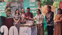 Wakil Bupati Minahasa, Vanda Sarundajang, S.S menyalakan lilin HUT ke-206 Desa Ranowangko Dua yang dirangkaikan dengan peringatan 192 tahun masuknya Injil ke Desa Ranowangko Dua (ist)